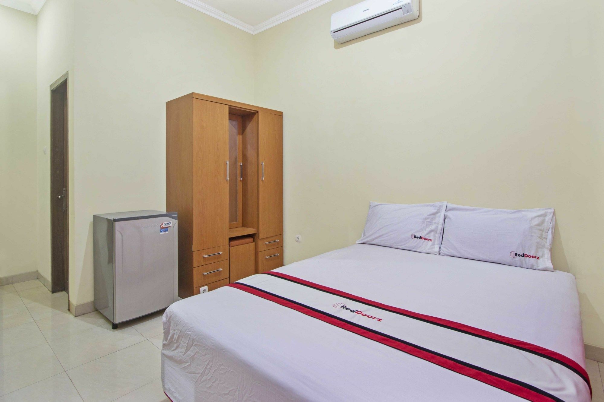 Hotel Reddoorz @ Pogung Baru Kejayan Esterno foto